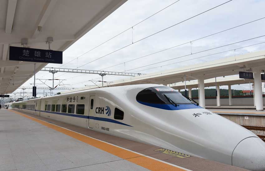 D8673次列车缓缓驶进楚雄站 D8673次列车缓缓驶进楚雄站