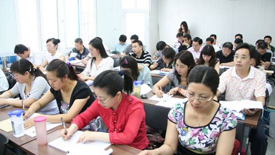 学员在认真听课 学员在认真听课