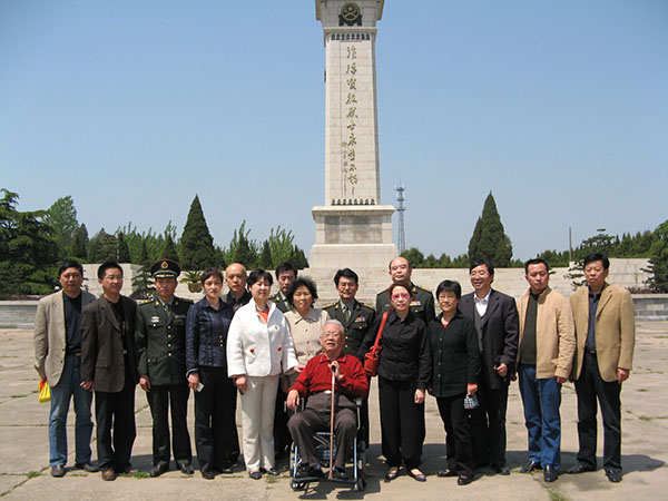 张斌出席“淮海战役”胜利60周年纪念大会在烈士纪念碑下合影 张斌出席“淮海战役”胜利60周年纪念大会在烈士纪念碑下合影