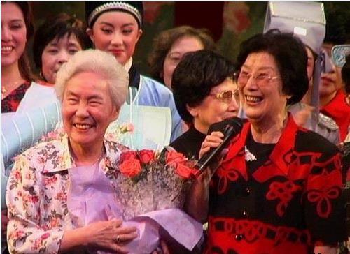 陆锦花和傅全香在“越剧百年”庆典上 陆锦花和傅全香在“越剧百年”庆典上