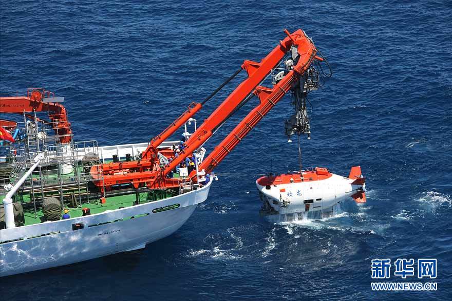 中国“蛟龙”号吊放入水 中国“蛟龙”号吊放入水