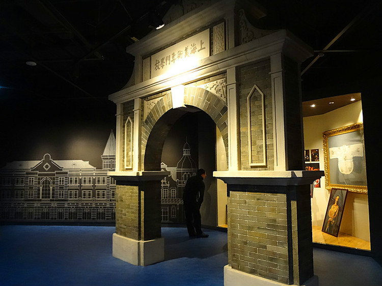 上海美专建校100周年纪念展上的校门模型