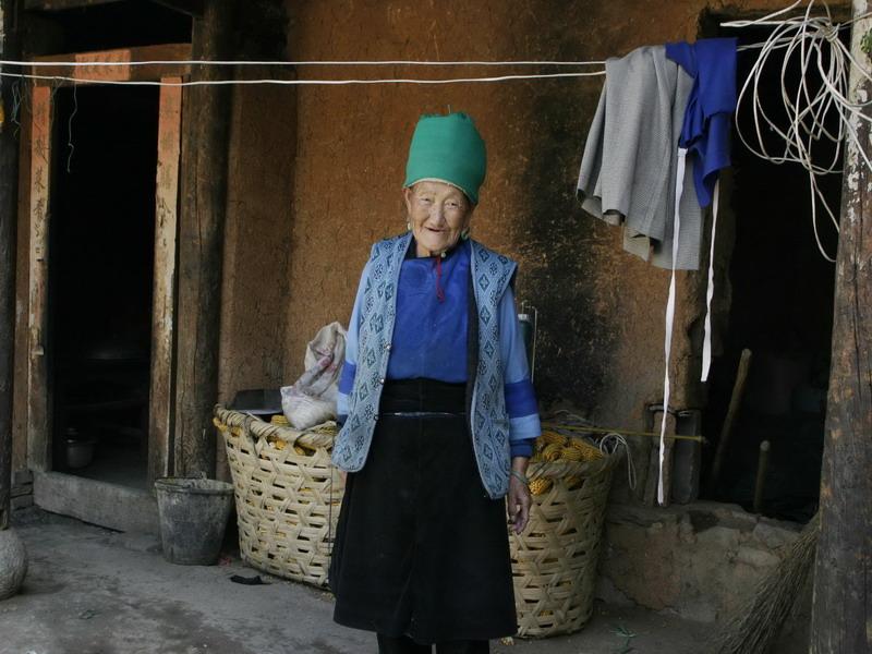 当地少数民族服饰 当地少数民族服饰