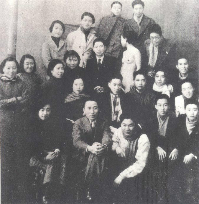 1935年上海美专西画系师生与人体模特合影